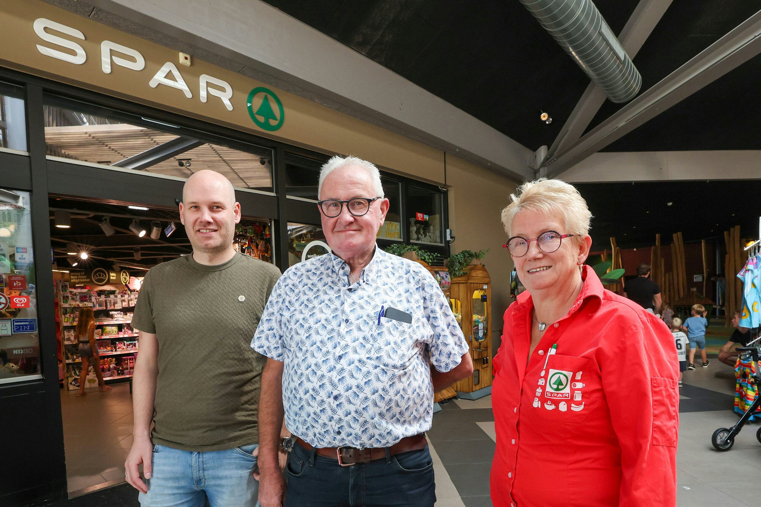 Koen van Grootel met zijn ouders Petra en Ad. Samen richtten zij in 2007 familiebedrijf Pakgro op. Foto Bert Jansen