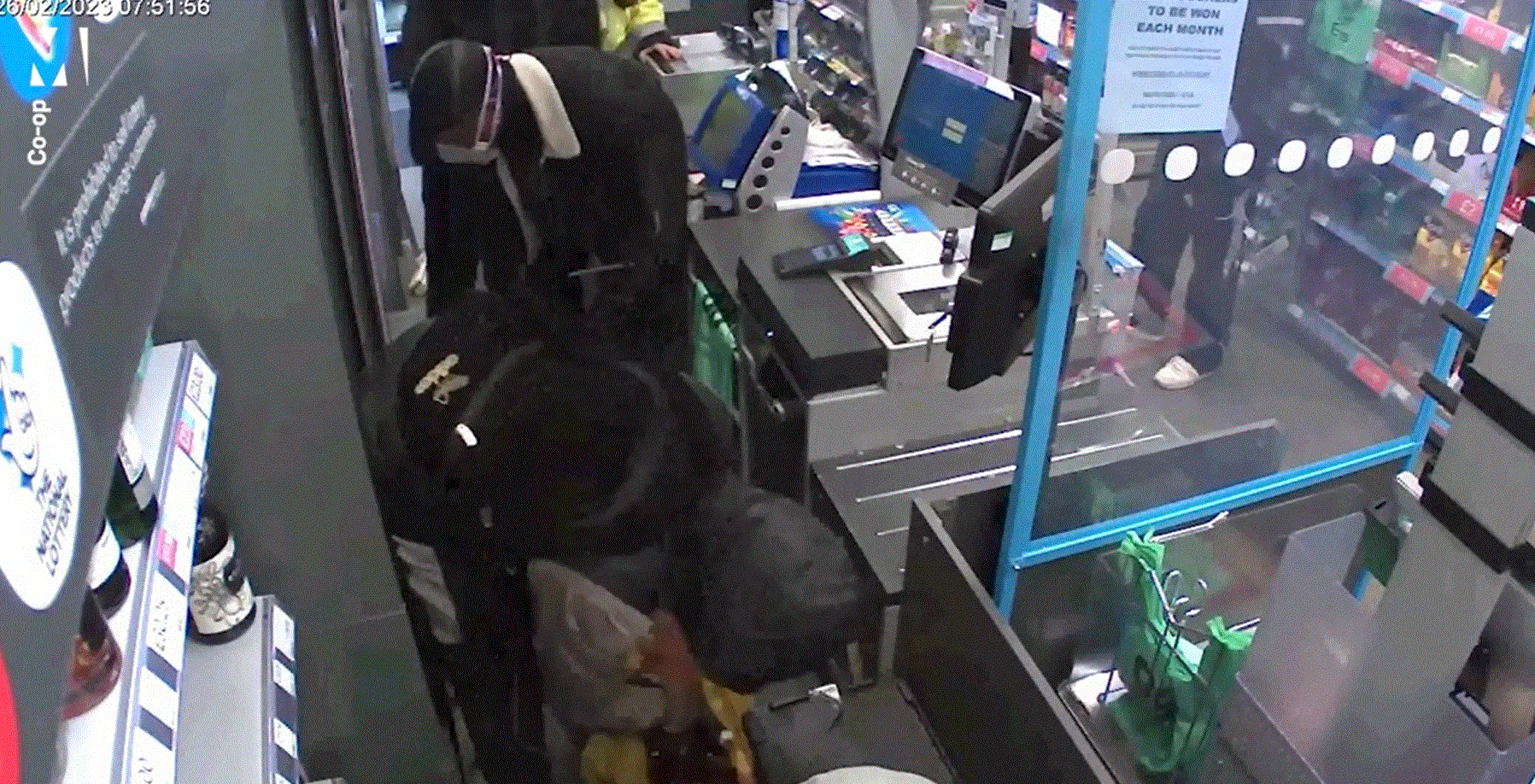 De plundering van een Co-op in Londen. Foto en video: Co-op