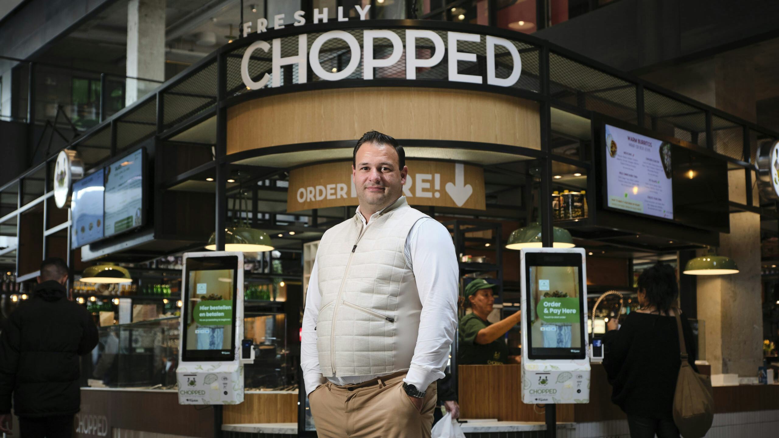 Rens van der Linden voor de nieuwe vestiging van Freshly Chopped in The Mall of the Netherlands. Foto: Fred Libochant / DCI Media