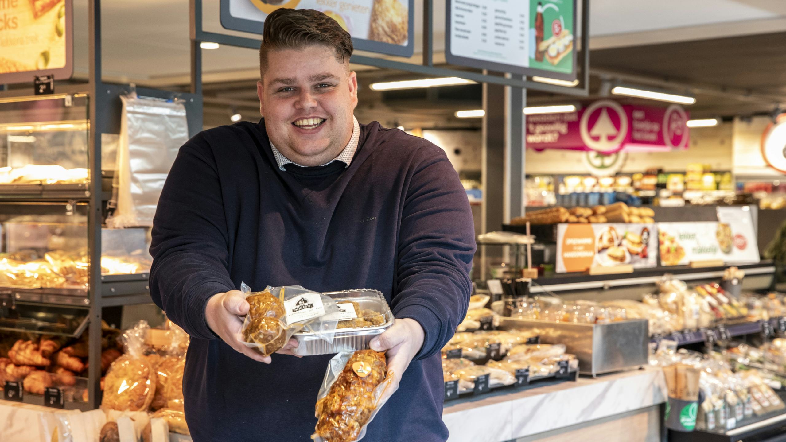 Sven Nicolai van Spar Winschoten met kipproducten van Mikey's Kip. Foto: Anne van der Woude