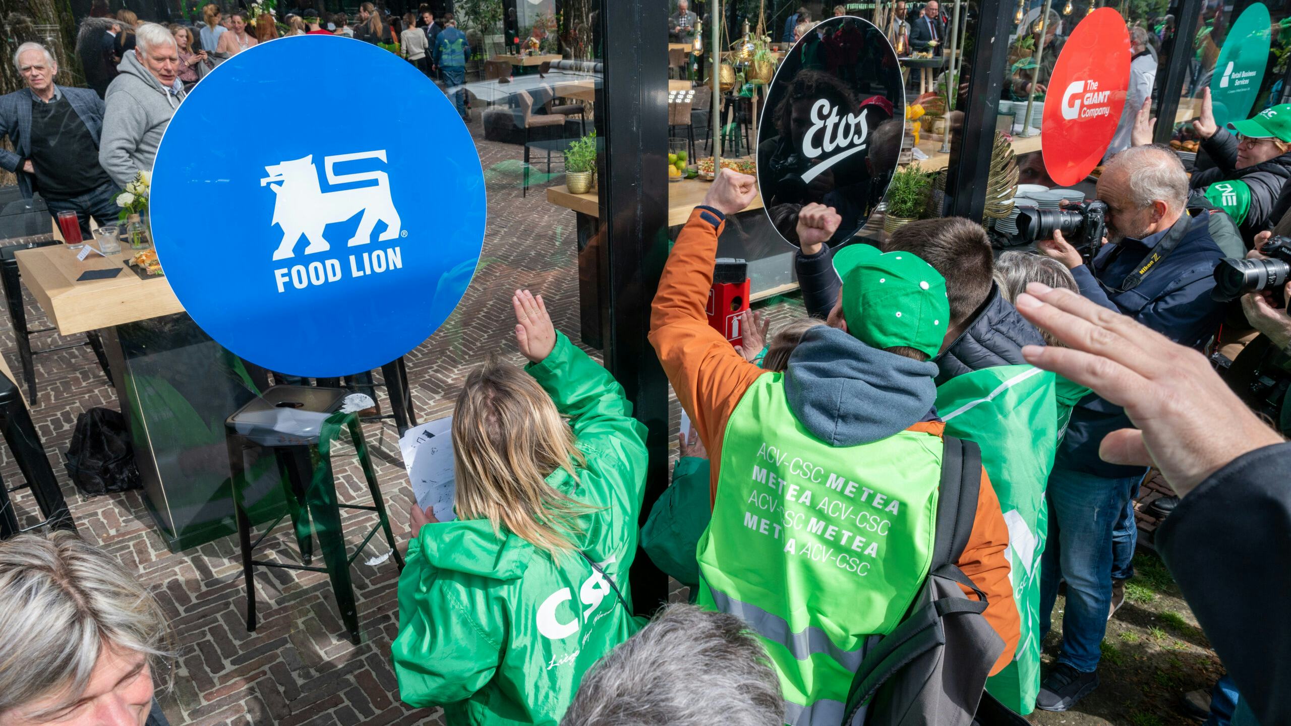 Demonstranten bij de aandeelhoudersvergadering van Ahold Delhaize. Foto: Cor Salverius