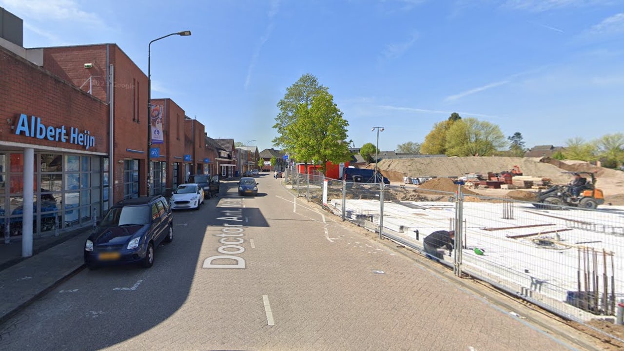 De bouw van Jumbo (rechts) die tegenover AH komt, begon eerder dit jaar. Foto: Google Street View
