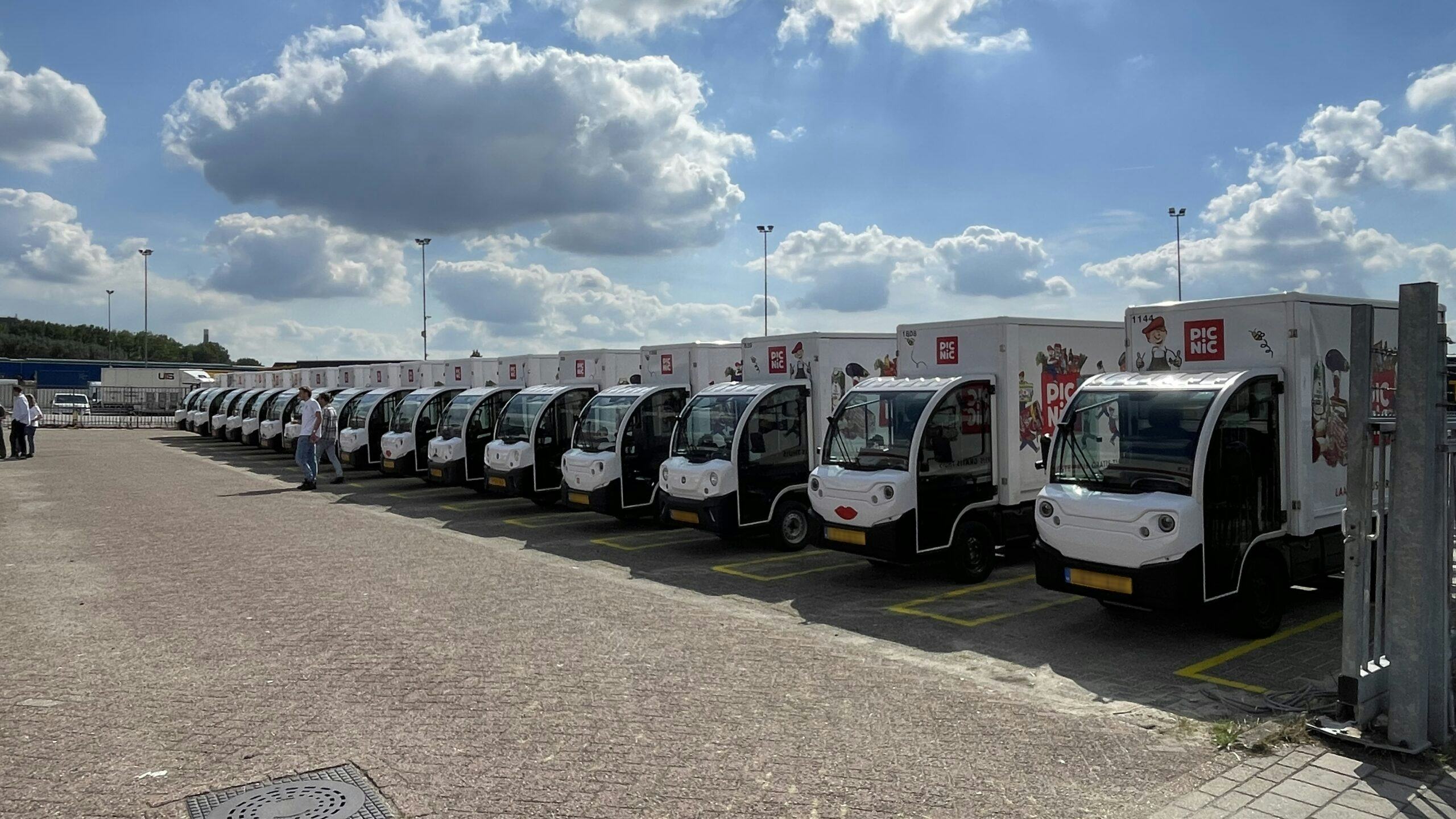 Een lange rij elektrische wagentjes bij de nieuwe hub van Picnic in Utrecht. Foto: Distrifood
