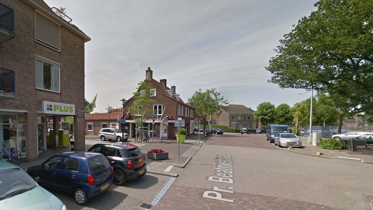 Plus van Leeuwen in Den Hoorn met rechts de grond waar Jumbo zou moeten komen. Foto: Google Street View