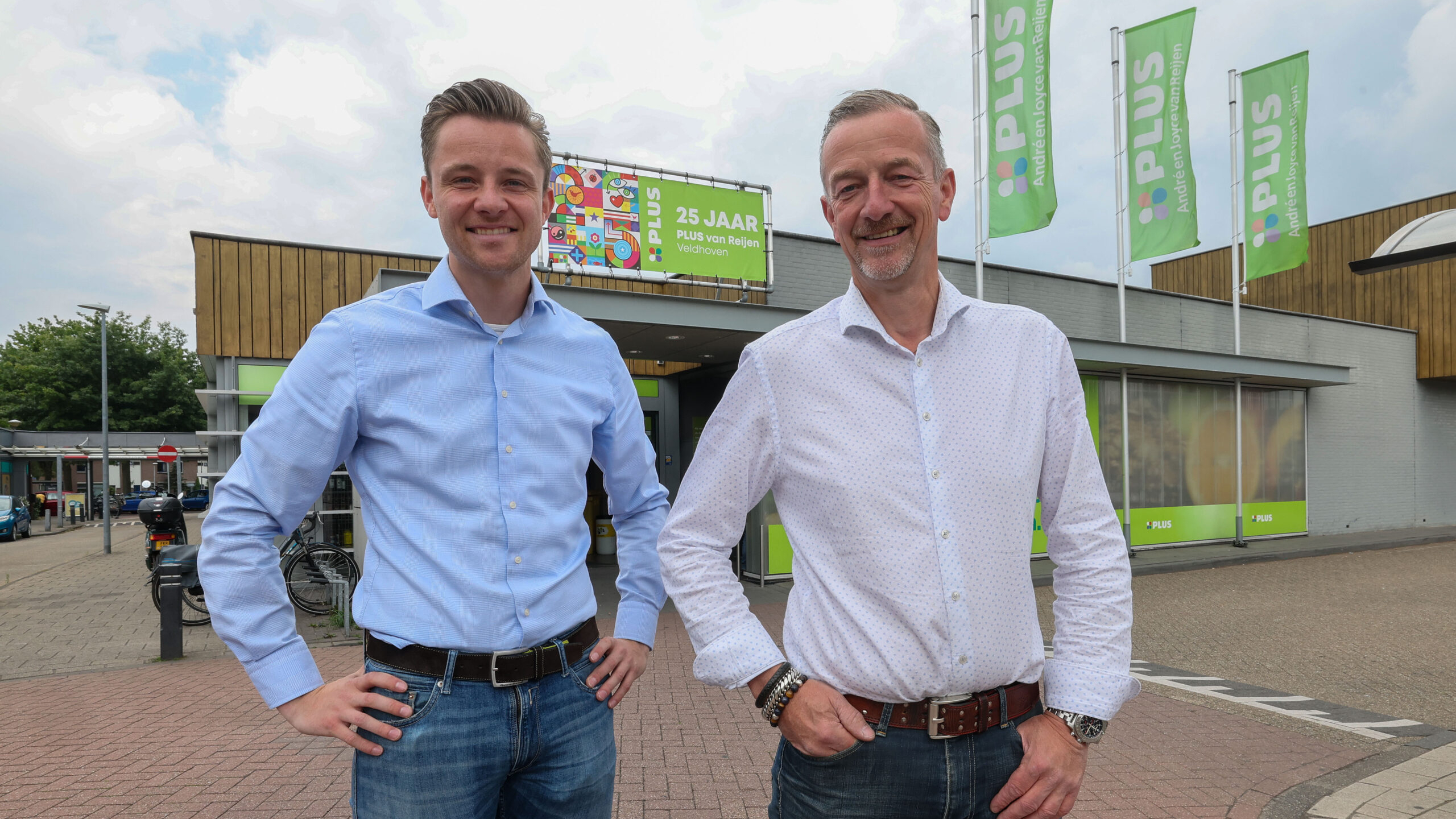 Wesley en André van Reijen voor hun Plus in Veldhoven. Archieffoto: Bert Jansen