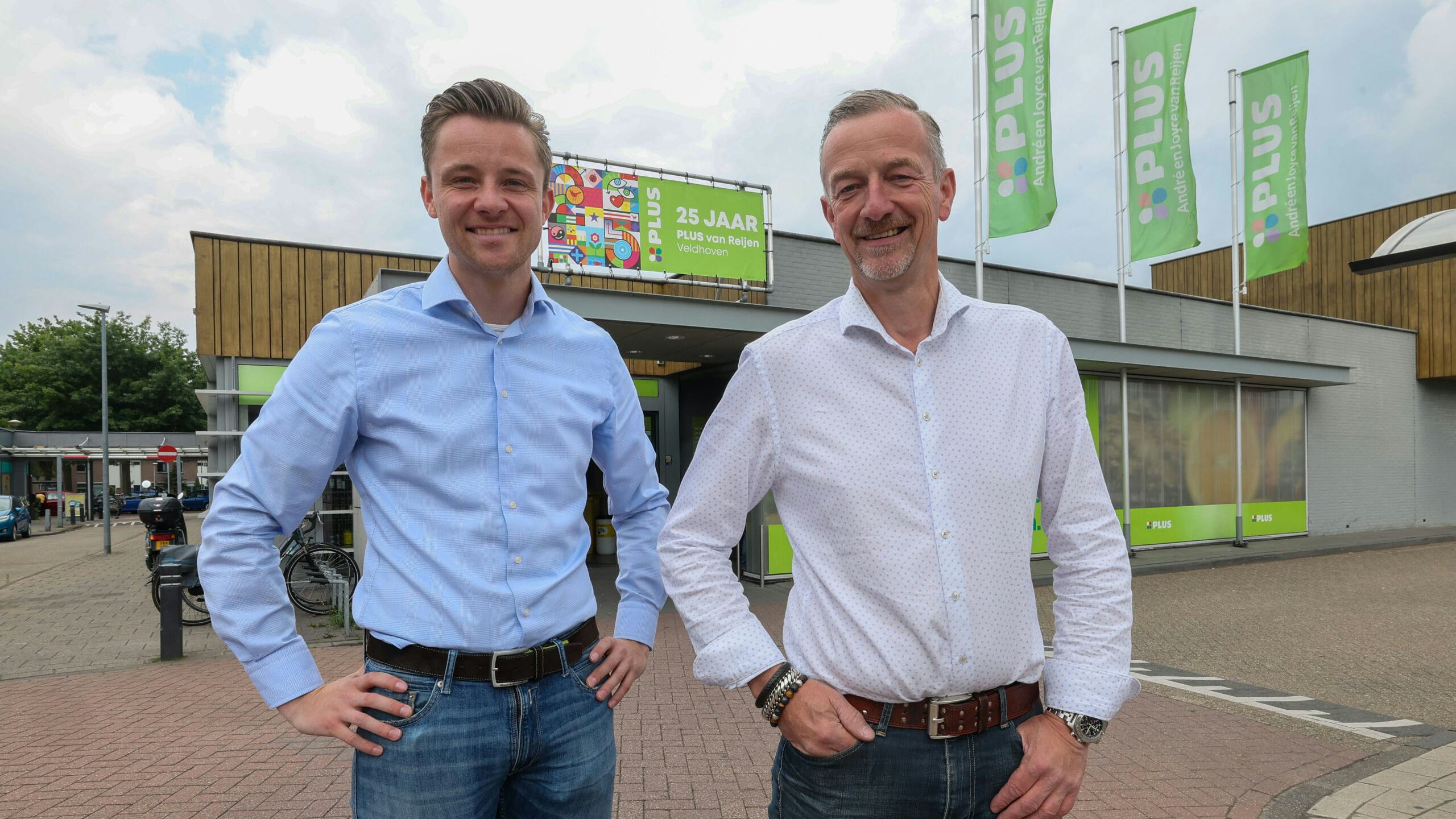 Wesley en André van Reijen voor hun Plus in Veldhoven. Foto: Bert Jansen