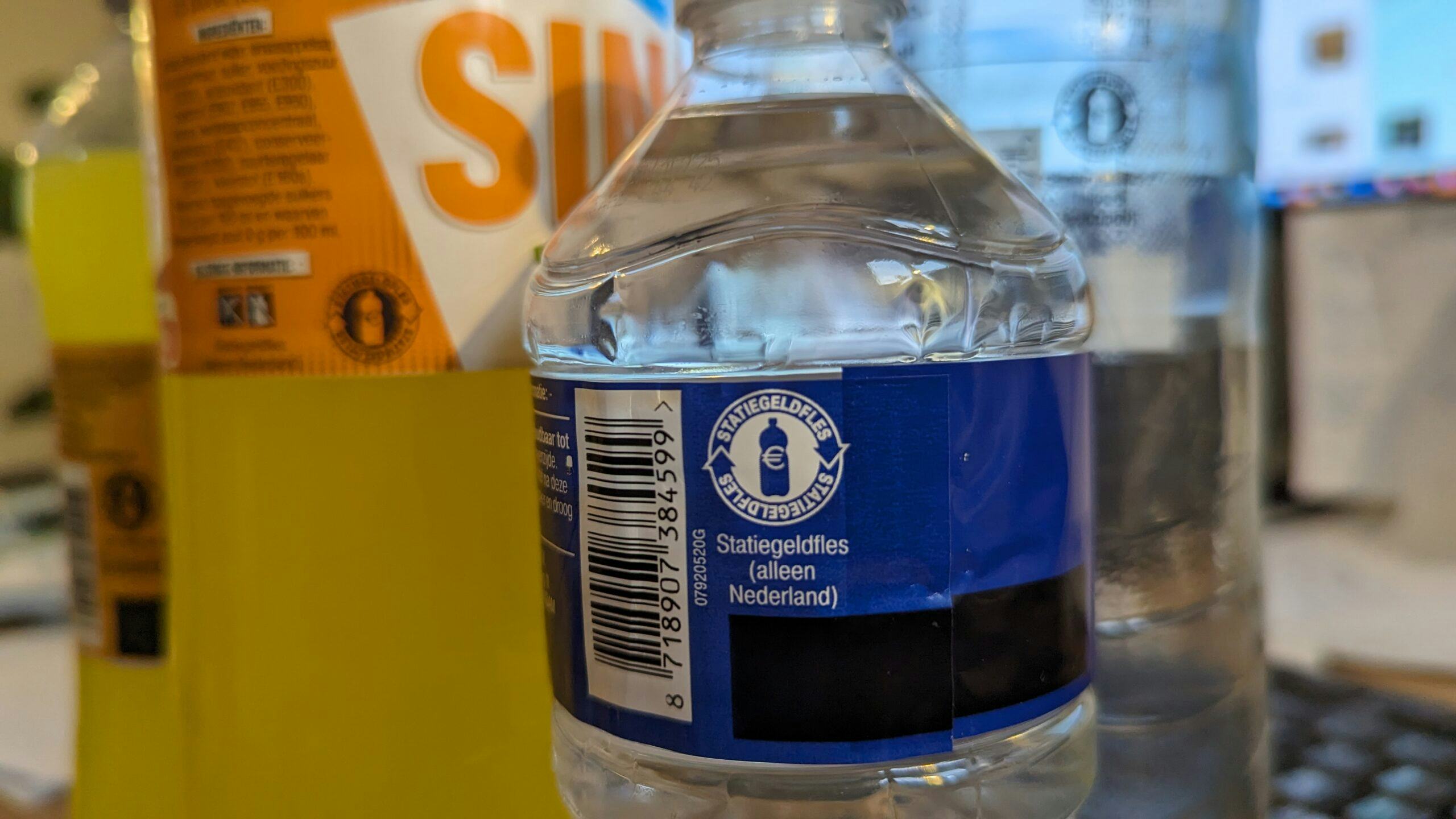 De flessen huismerkfris die in Belgie worden verkocht, zijn gewoon voorzien van het Nederlandse logo. Foto: Distrifood.