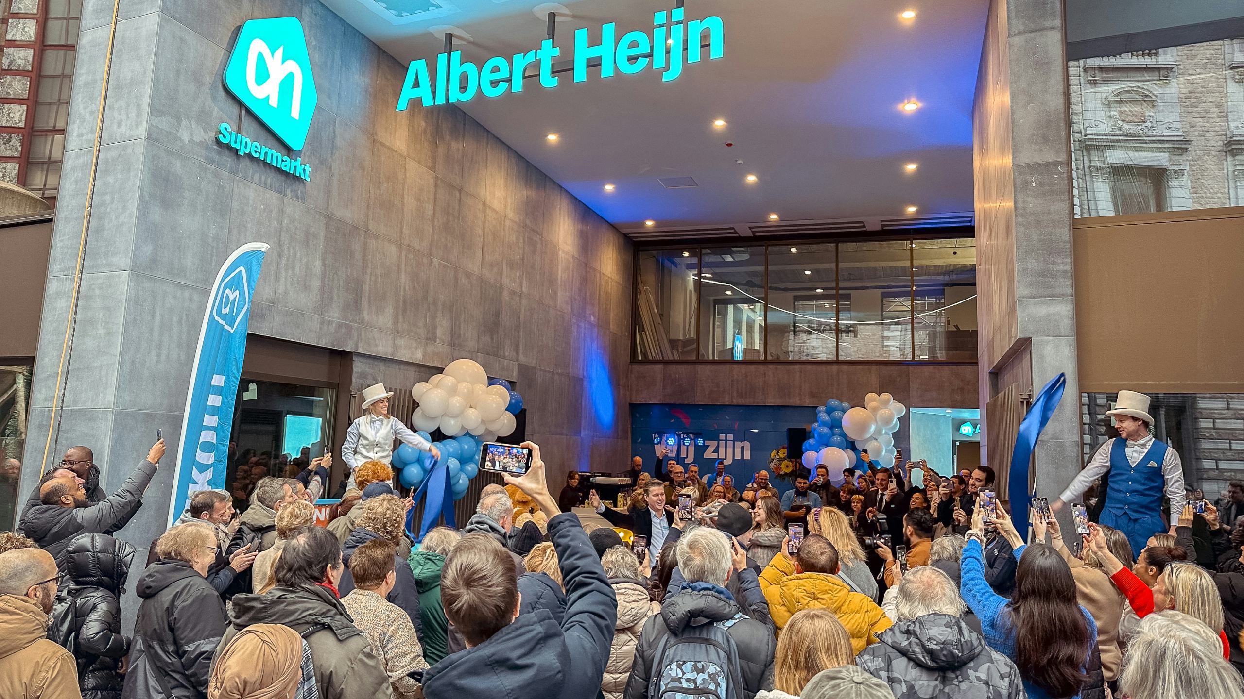 De nieuwe winkel van AH in Antwerpen trok veel belangstelling bij de opening. Foto: AH België