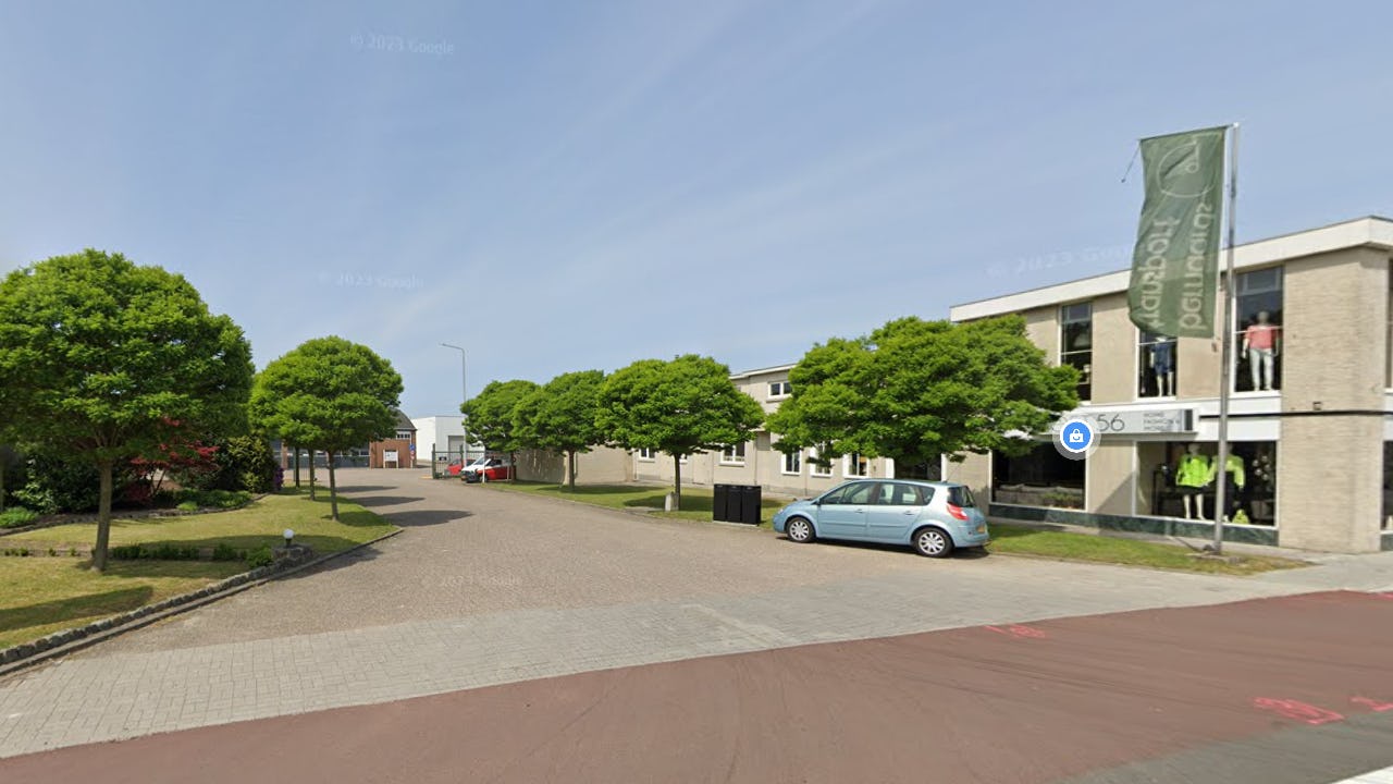 De locatie in Halsteren waar Aldi nieuw wil bouwen. Foto: Google Street View