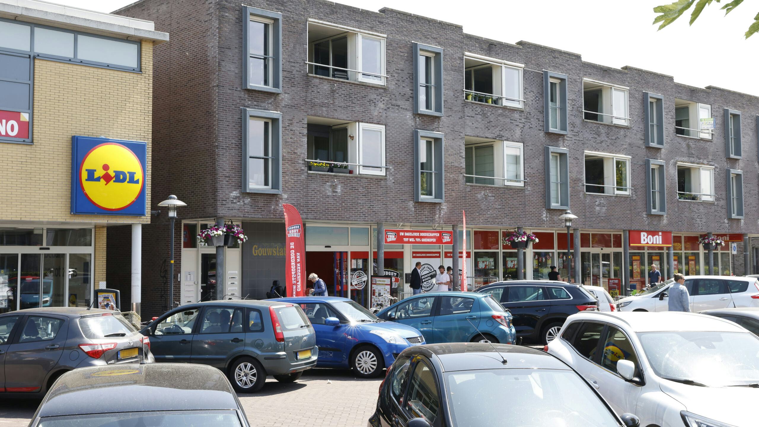 De gevel van Budget Food in Zeewolde, geflankeerd door de Lidl en Boni. Foto: Distrifood