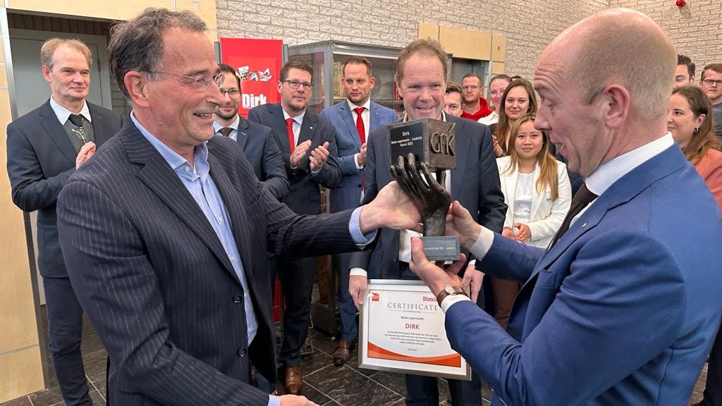 Eric Harmsen van GfK overhandigt het bij de winst in het GfK Kerstrapport 2023 behorende beeld aan Martin Schuurmans van Dirk. Foto: Distrifood