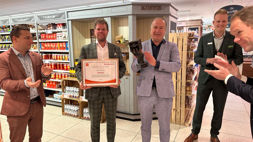 GfK-onderzoeker Norman Buysse klapt rechts voor de winst van Poiesz in het GfK Kerstrapport. Foto: Distrifood
