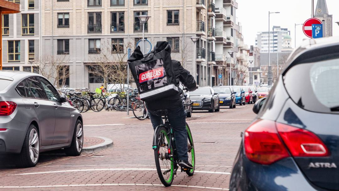 Een bezorger van Gorillas. Foto: Herbert Wiggerman