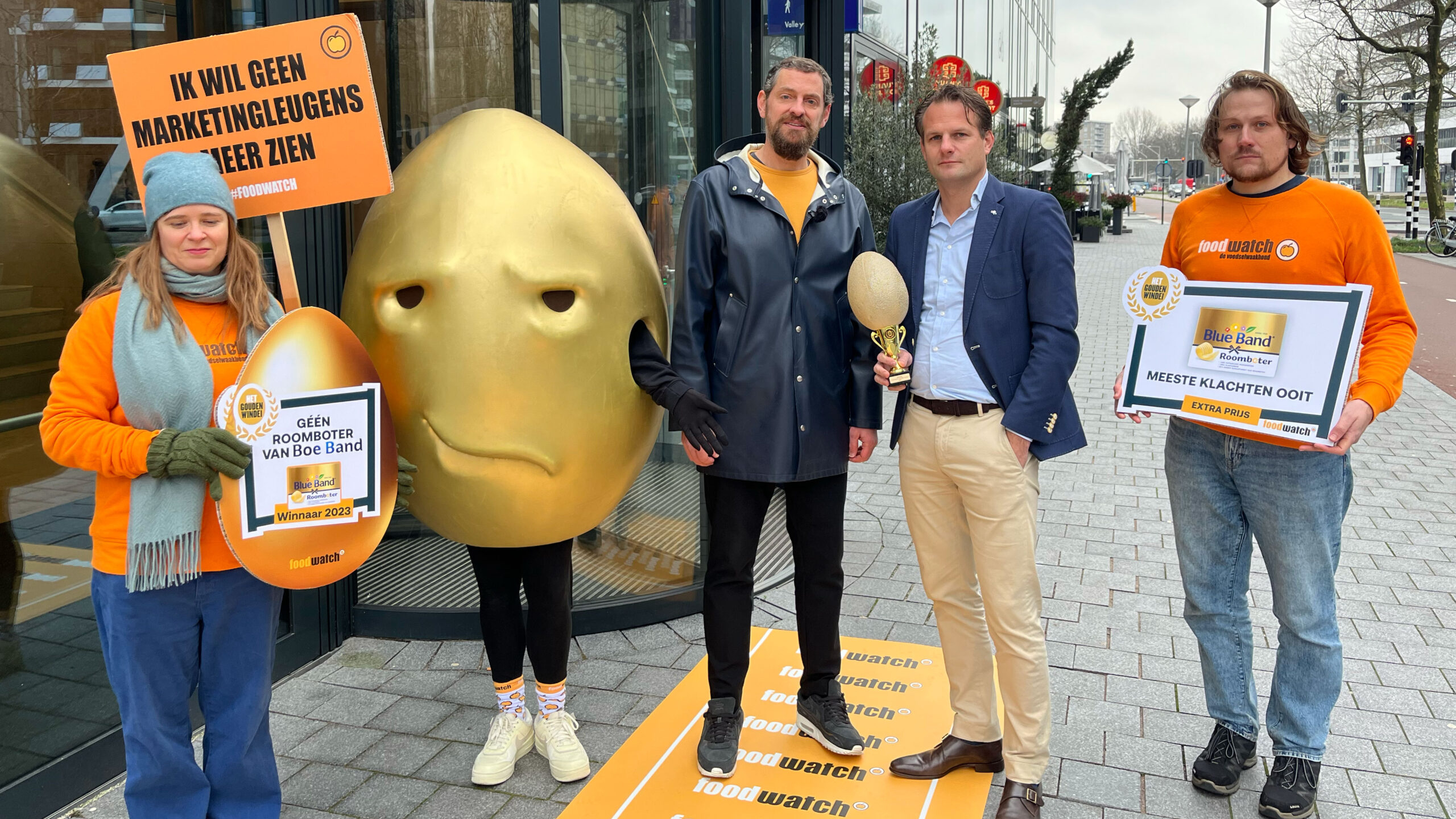 De uitreiking van het Gouden Windei aan Blue Band voor het product Roombeter. Foto: Foodwatch