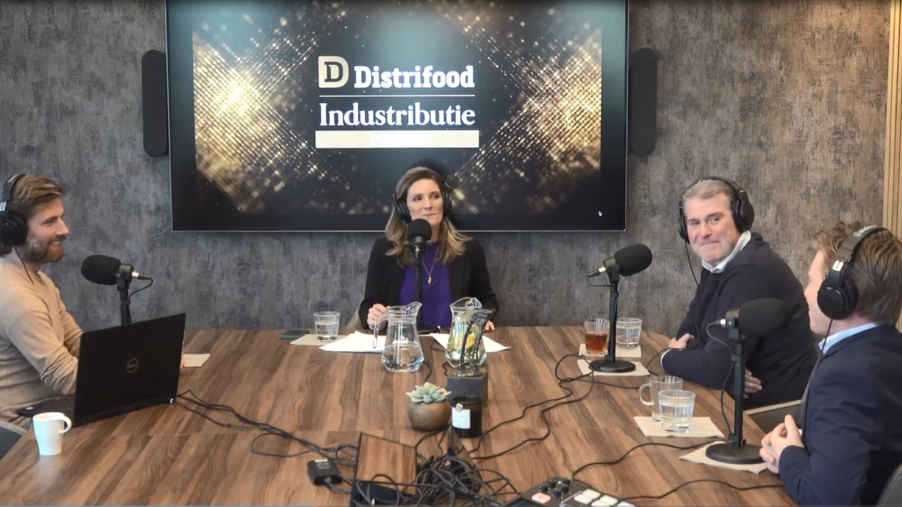 Industributie 2024, categorie Kruidenierswaren overig. Marco Kloosterman van GranFood en Roel Meens van Hak in gesprek met presentatrice Annemarie Brüning en Bart Lelieveld van Distrifood. Still: Distrifood