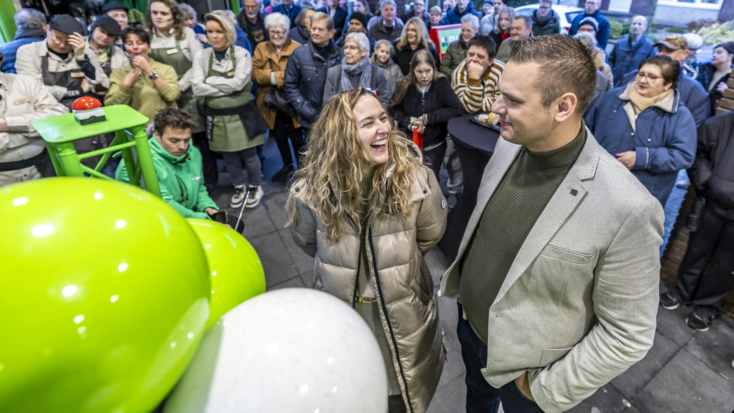 Ondernemers Tim en Joyce Janssen tijdens de opening van hun Plus in Klimmen. Foto: Marcel van Hoorn