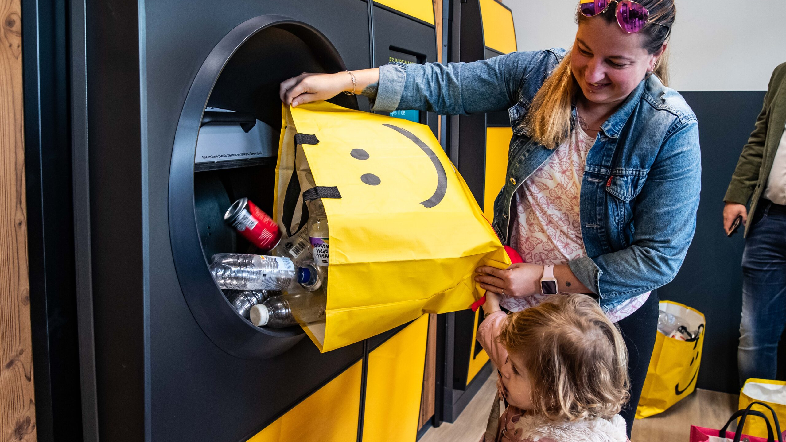 Een vrouw levert statiegeld in. Foto: Ronald Hissink