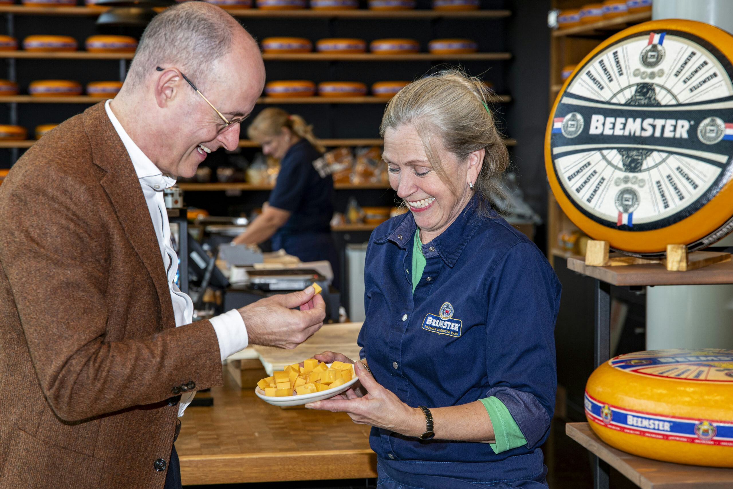 Jerry Griep, algemeen directeur CONO Kaasmakers in gesprek met Annet Dirkson, medewerker kaaswinkel.