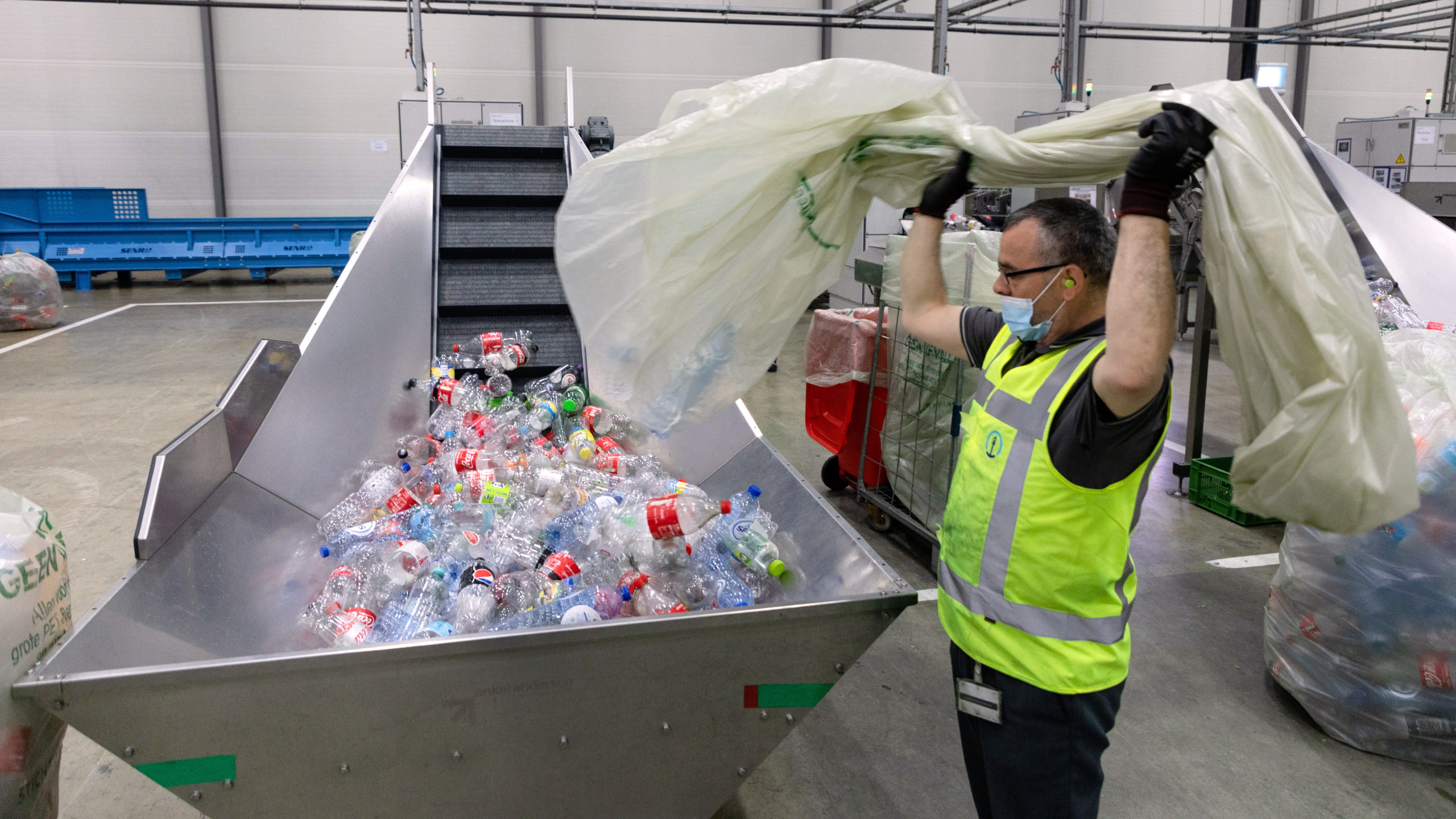 Een bak met statiegeldflesjes. Foto: Herbert Wiggerman