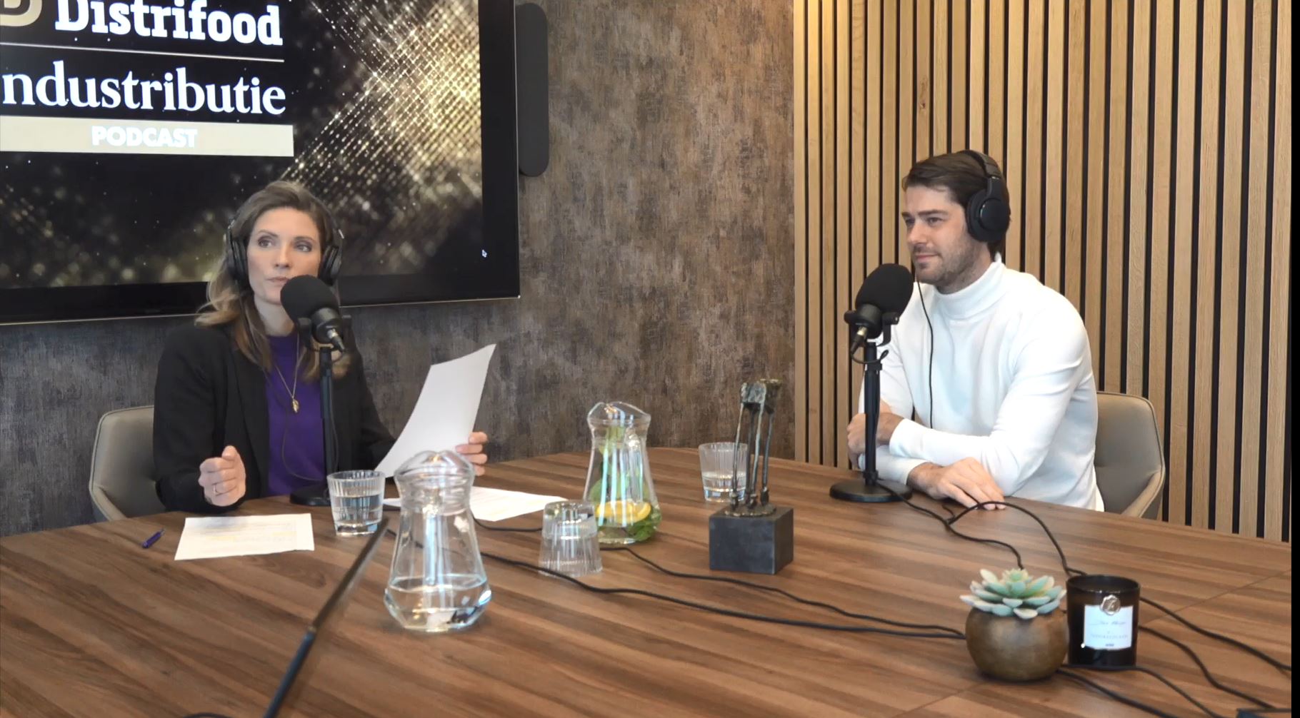 Vincent Verberne van PepsiCo en presentatrice Annemarie Brüning. Still: Distrifood