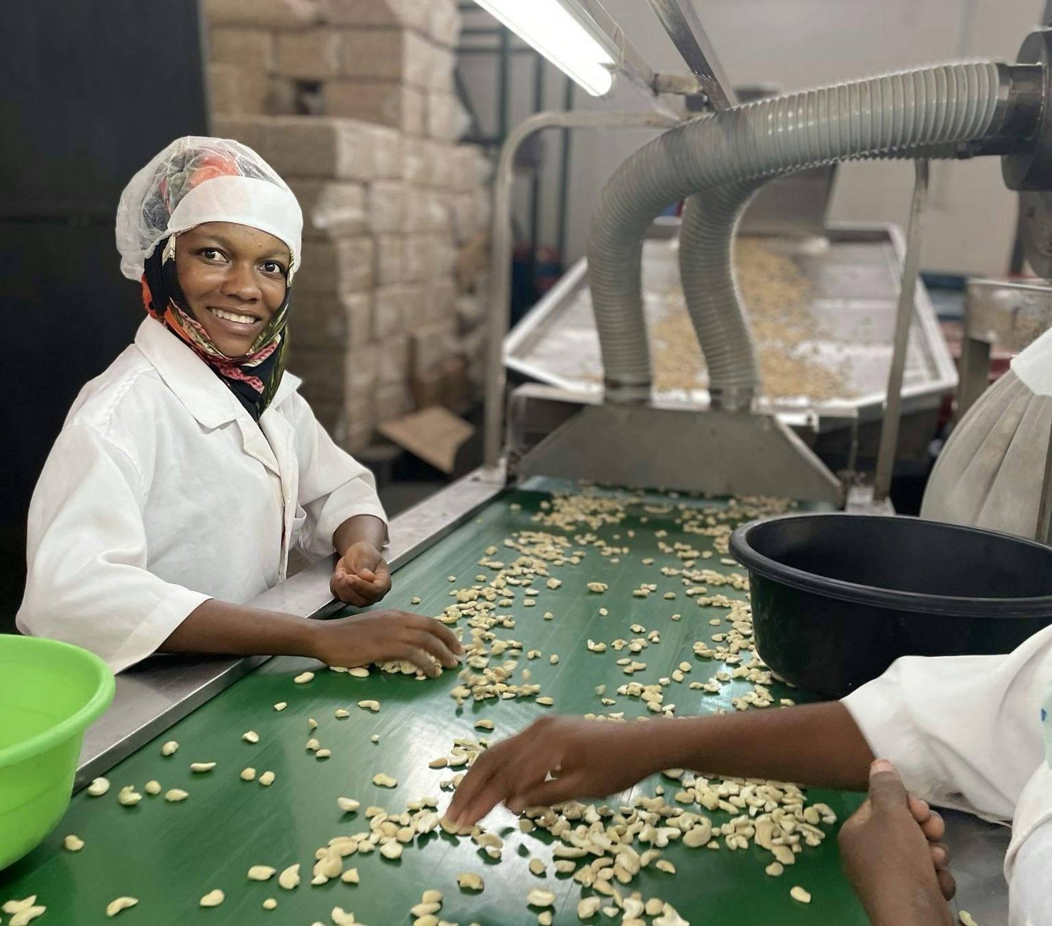In een fabriek van Jumbo-leverancier Foodtrend in Tanzania worden de noten semi-machinaal gepeld en gesorteerd. Foto: Monchy Food Company.