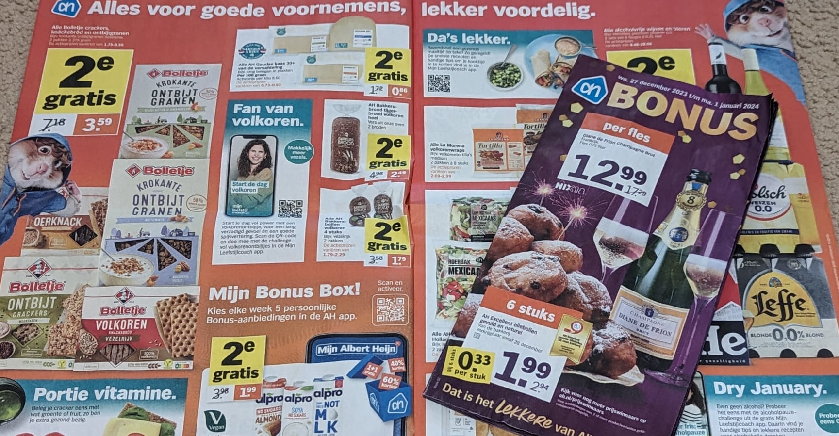 AH trapt het jaar af met een groter formaat folder dan regulier. Foto: Distrifood.