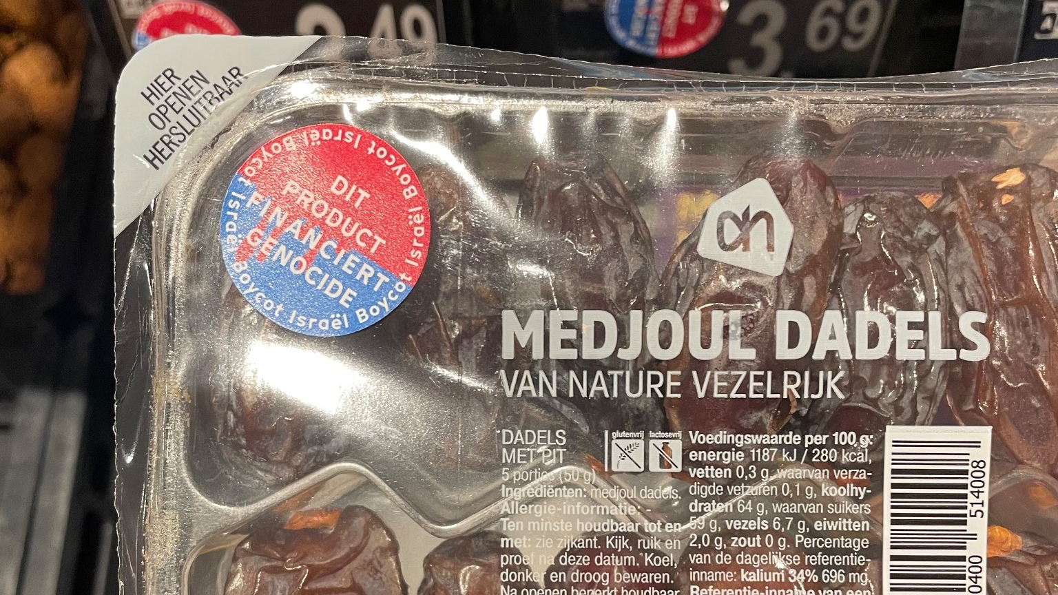 Medjoul dadels met een boycot-Israël-sticker in een filiaal van Albert Heijn. Foto: X / @JamalOuariachi