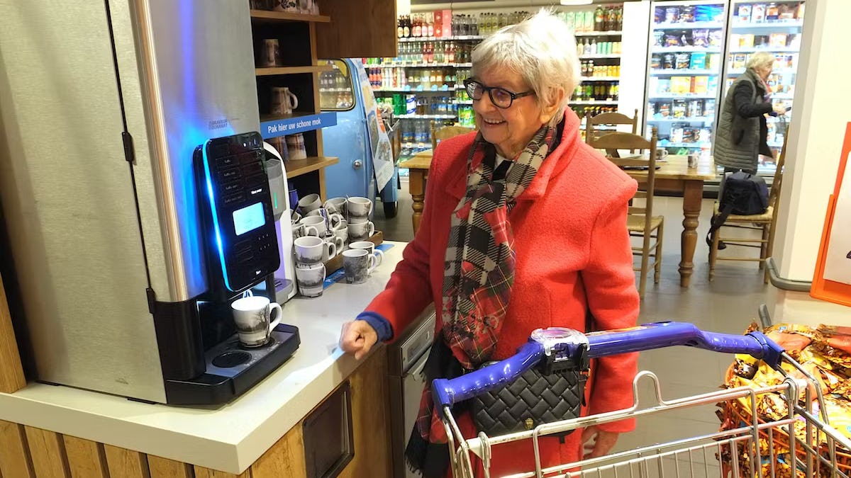 Een klant tapt een kopje koffie bij AH Rob Loomans in Hellendoorn. Foto: Distrifood