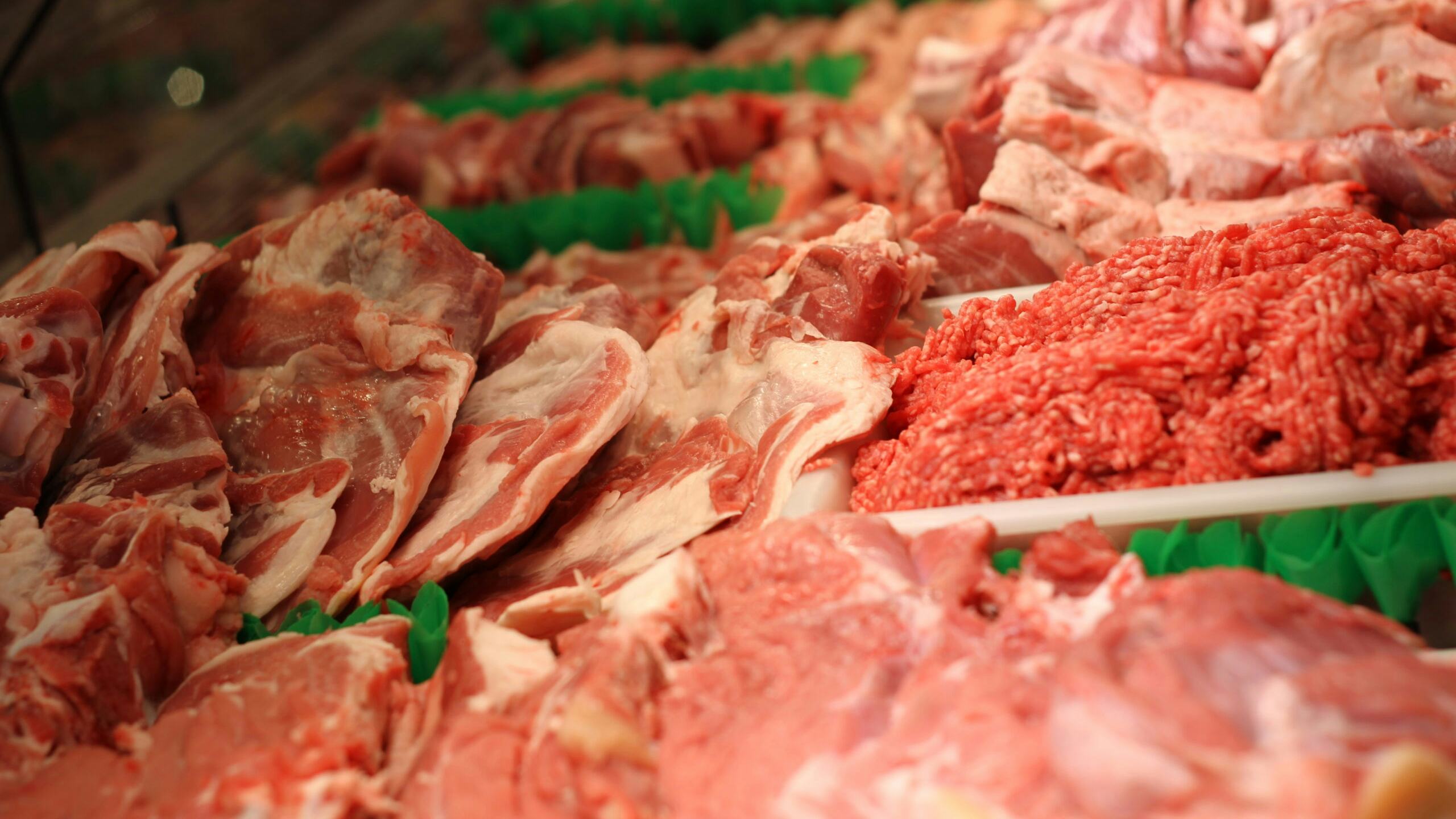 Vlees in de etalage. Foto: Distrifood