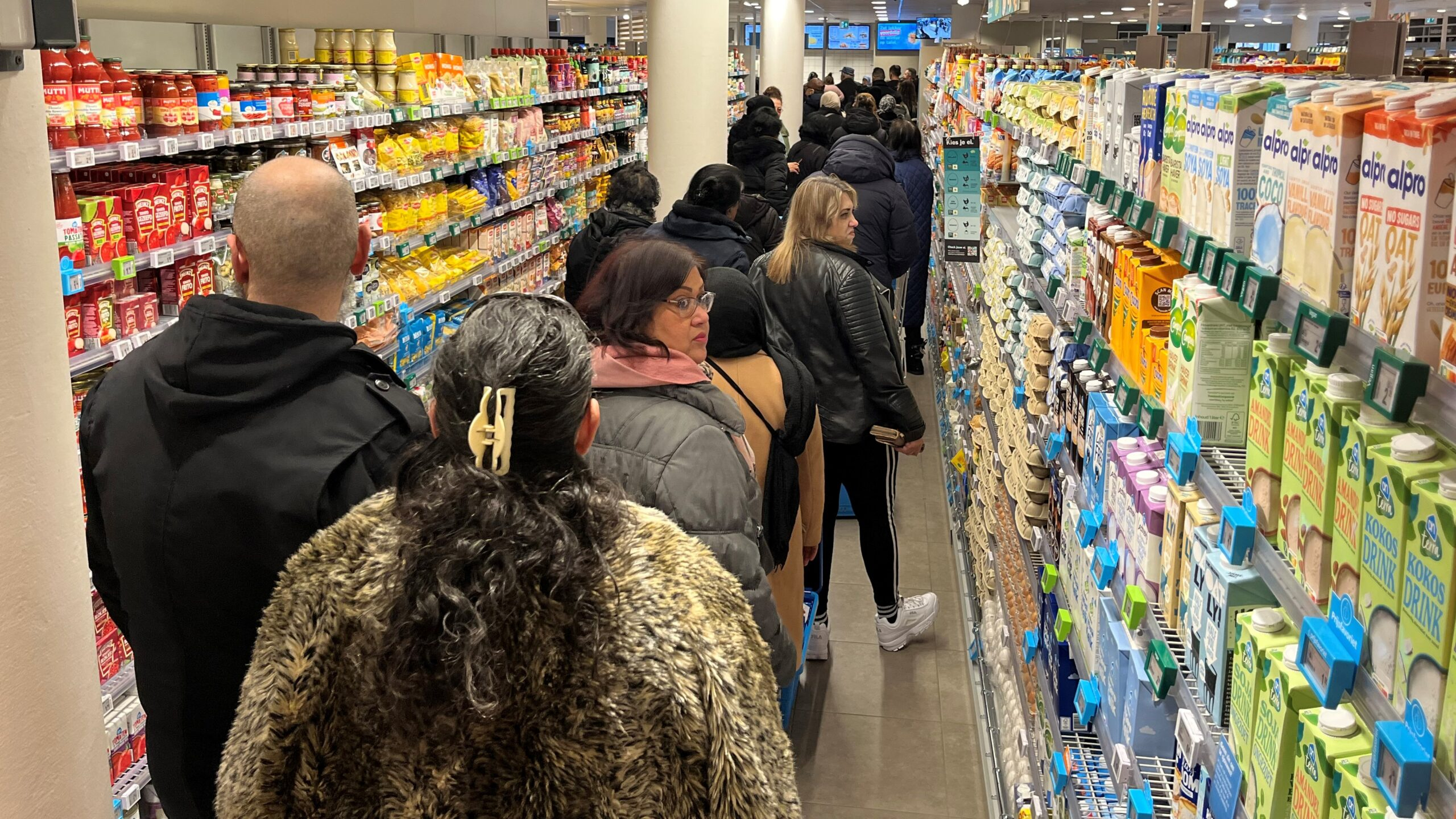 Klanten wandelen door de onlangs geopende Albert Heijn in de Haagse Schilderswijk. Foto: Distrifood