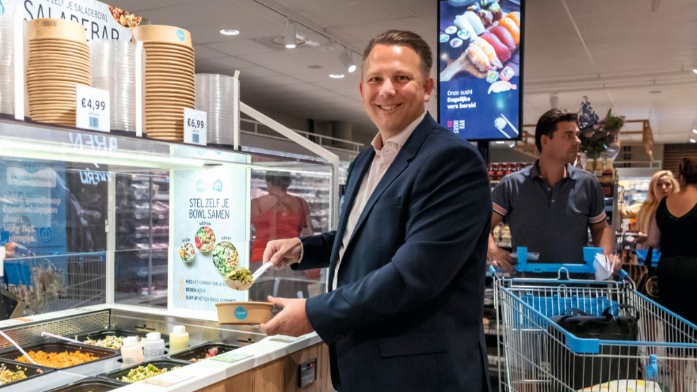 Cees van der Poel in zijn AH in Hendrik Ido Ambacht. Foto: Roel Dijkstra