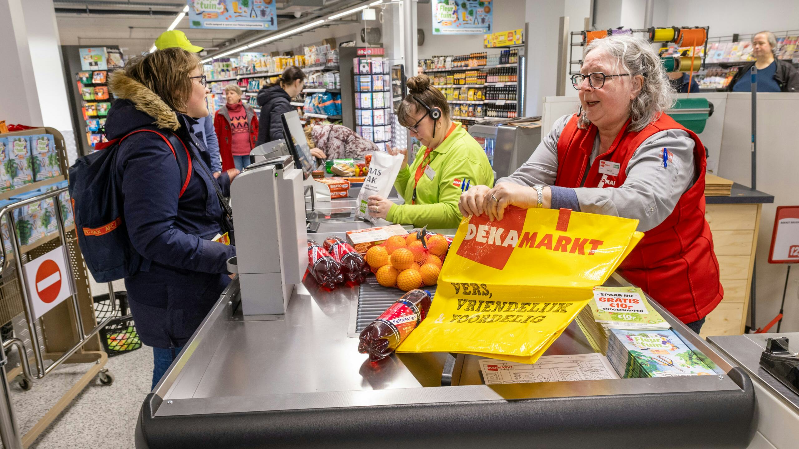 Klanten bij een DekaMarkt. Foto: Cor Salverius