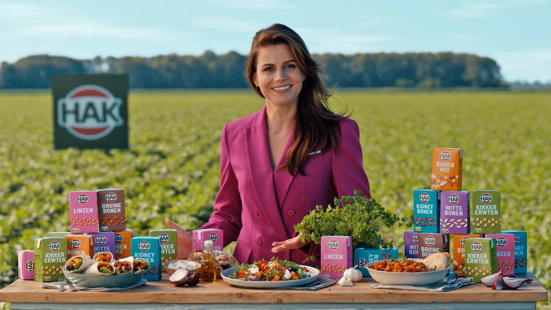 In de nieuwe HAK-campagne laat Elise Schaap zien waarom je nieuwe pakjes van HAK moet gebruiken.