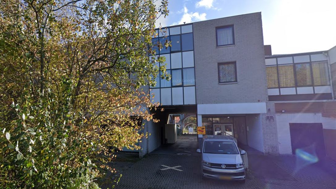 Het voormalige hotel, waarin nu arbeidsmigranten wonen. Foto: Google Street View