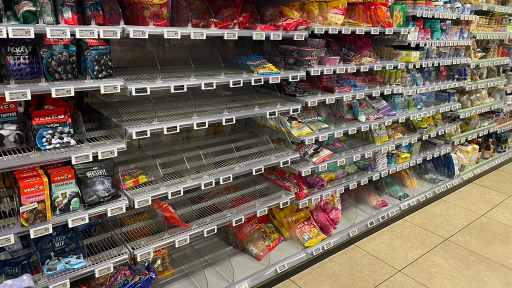 Een lege plek op de plaats waar normaal Haribo-snoep ligt. Foto: Distrifood