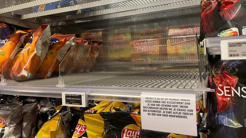 Jumbo informeert klanten met bordjes dat het assortiment niet is zoals klanten gewend zijn. Foto: Distrifood