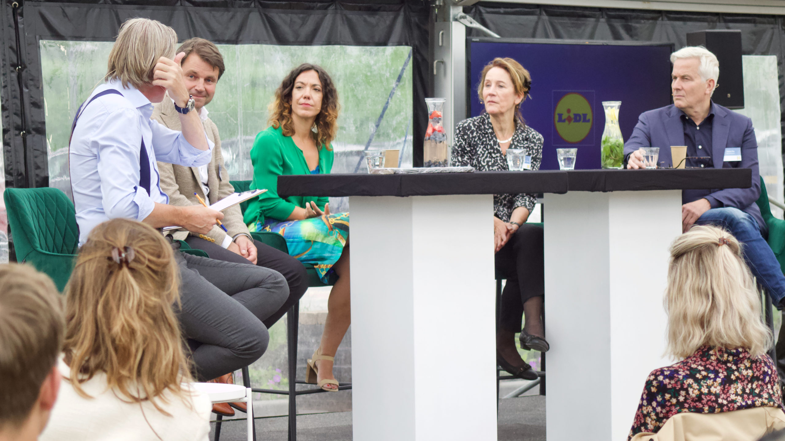 Marcel Ganzeboom van LIdl Nederland ( tweede van links) en naast hem de Almeerse wethouder Maaike Veeningen. Geheel rechts architect Johannes Rau. Foto: Lidl