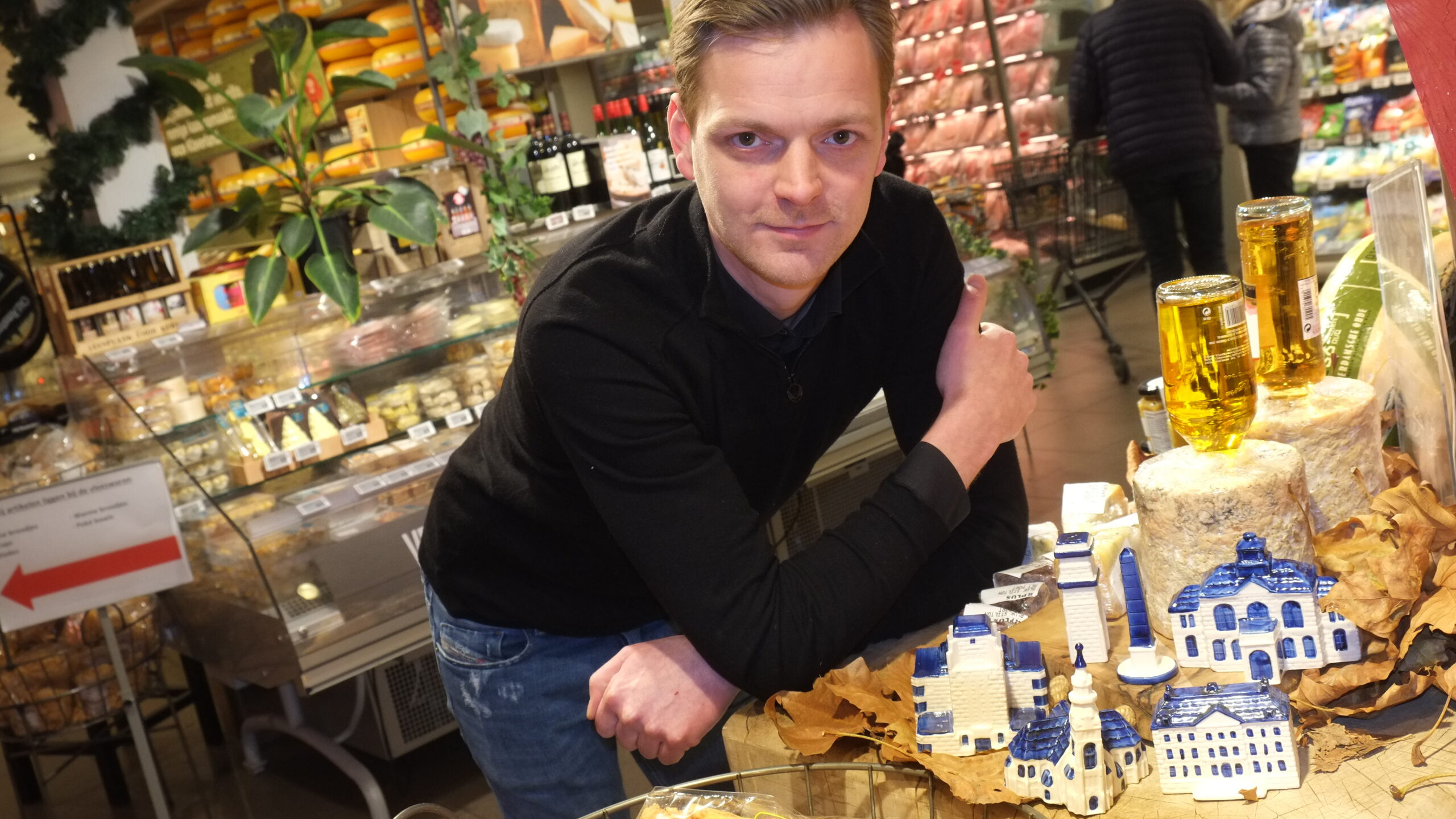 Simon Koetsier met de huisjes uit de spaaractie. Foto: Distrifood
