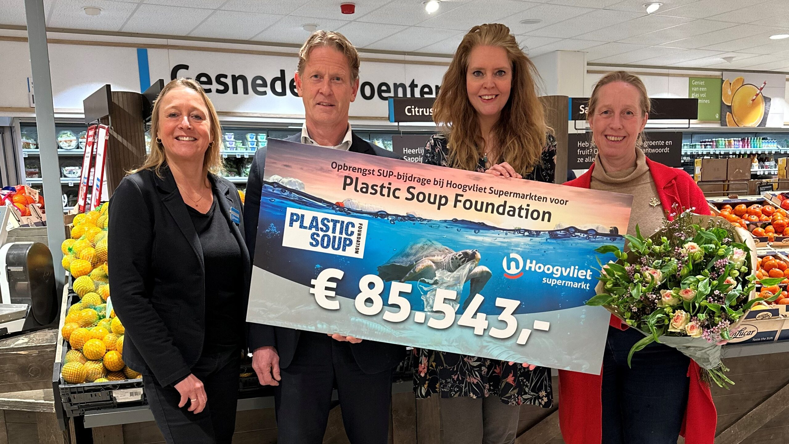 Overhandiging van cheque door Hoogvliet aan de Plastic Soup Foundation. v.l.n.r. Anneke van Kempen, duurzaamheidsmanager Hoogvliet, supermarktmanager John de Roos, Simone Willemse, sr. fundraiser Plastic Soup Foundation en Irene Drost, sr. partnerships & community manager Plastic Soup Foundation. Foto: Hoogvliet