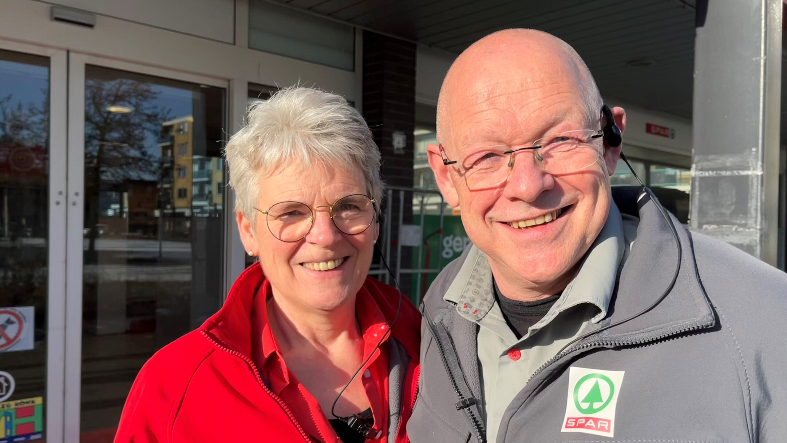 René en Jacqueline Claassen poseren voor hun Spar-winkel in Dongen. Foto: Distrifood