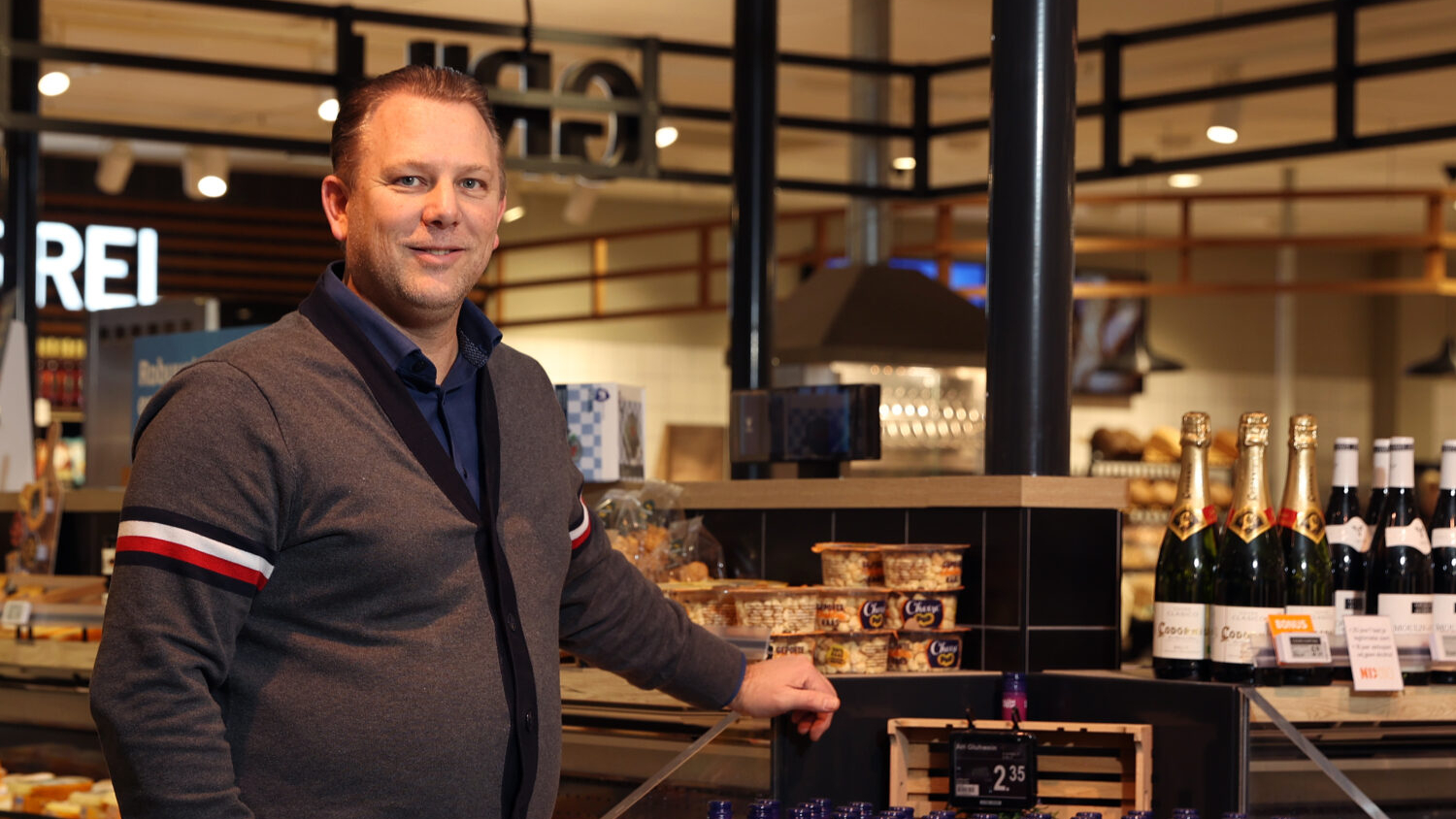 Cees van der Poel in de winkel in Hendrik-Ido-Ambacht. Foto: Dennis Wisse