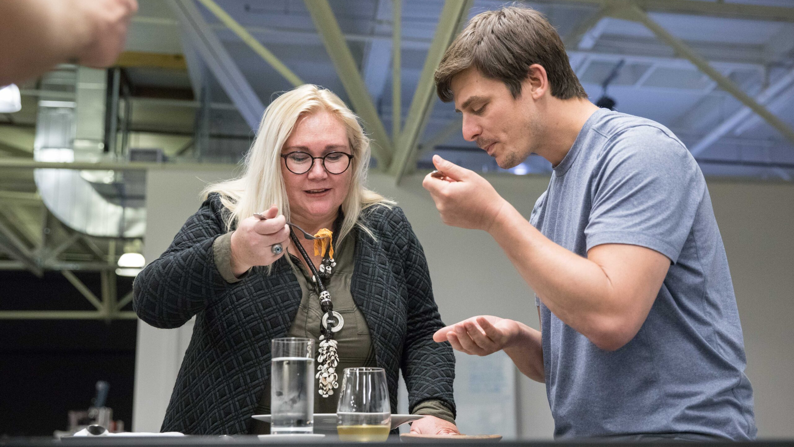 Ira van Eelen proeft in 2017 spaghetti bolognese van kweekvlees. Foto: privéarchief familie van Eelen