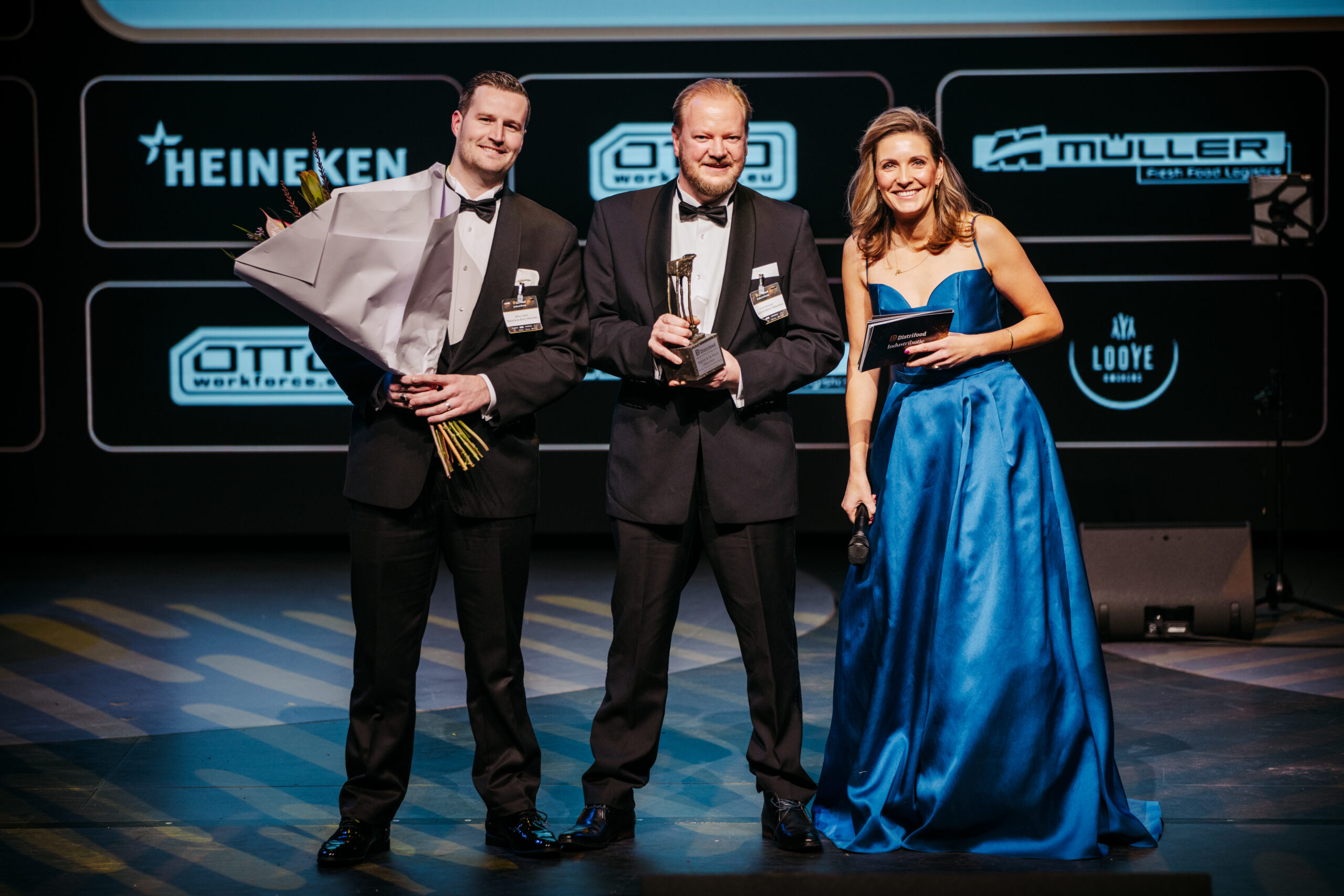 Jeffrey Craane (links) en Merijn Brouwer met Annemarie Brüning op de Indistributie Awards.  Beeld: Nathan Reinds.