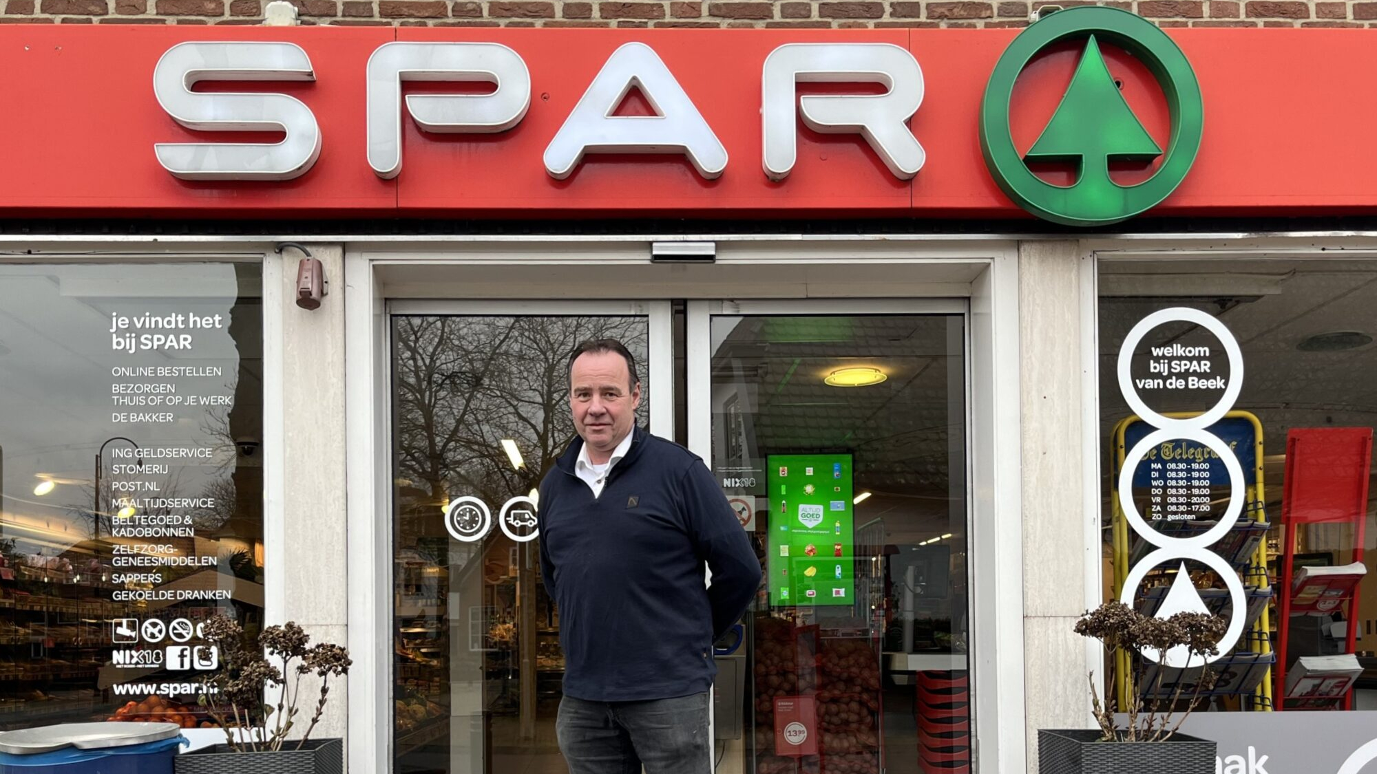 Dick van de Beek runt samen met zijn vrouw Sjanie  een Spar in Garderen. Foto: Distrifood