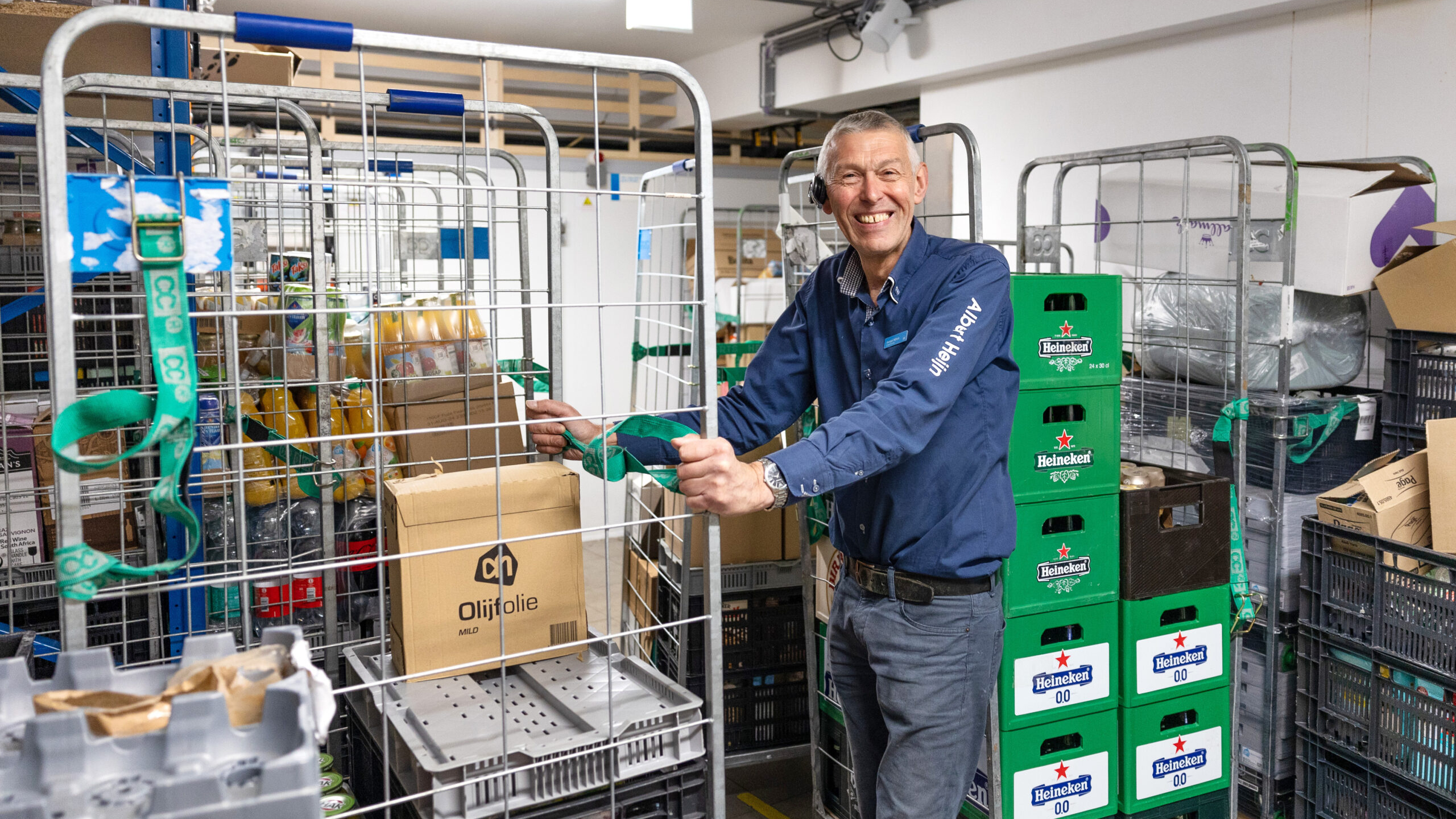 Ondernemer Gertjan Nijhuis in zijn magazijn waar hij mogelijk een tabakszaak wil vestigen. Foto Herbert Wiggerman