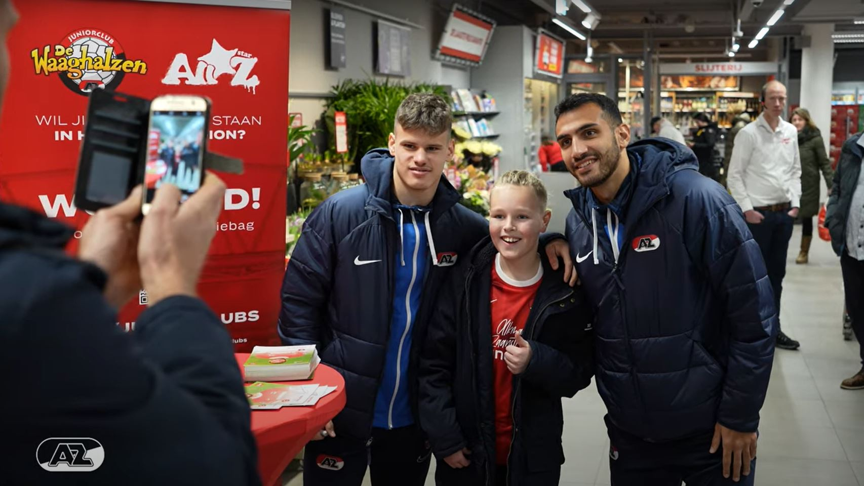 De meet en greet vorig jaar, waar AZ-spits Vangelis Pavlidis present was. Foto: still uit YouTube-video Vomar