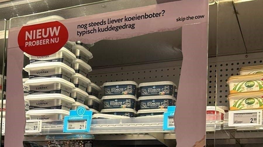 Albert Heijn stopt al na drie dagen met de omstreden Blue Band Roombeter-campagne. Foto: Twitter/@bartkempede