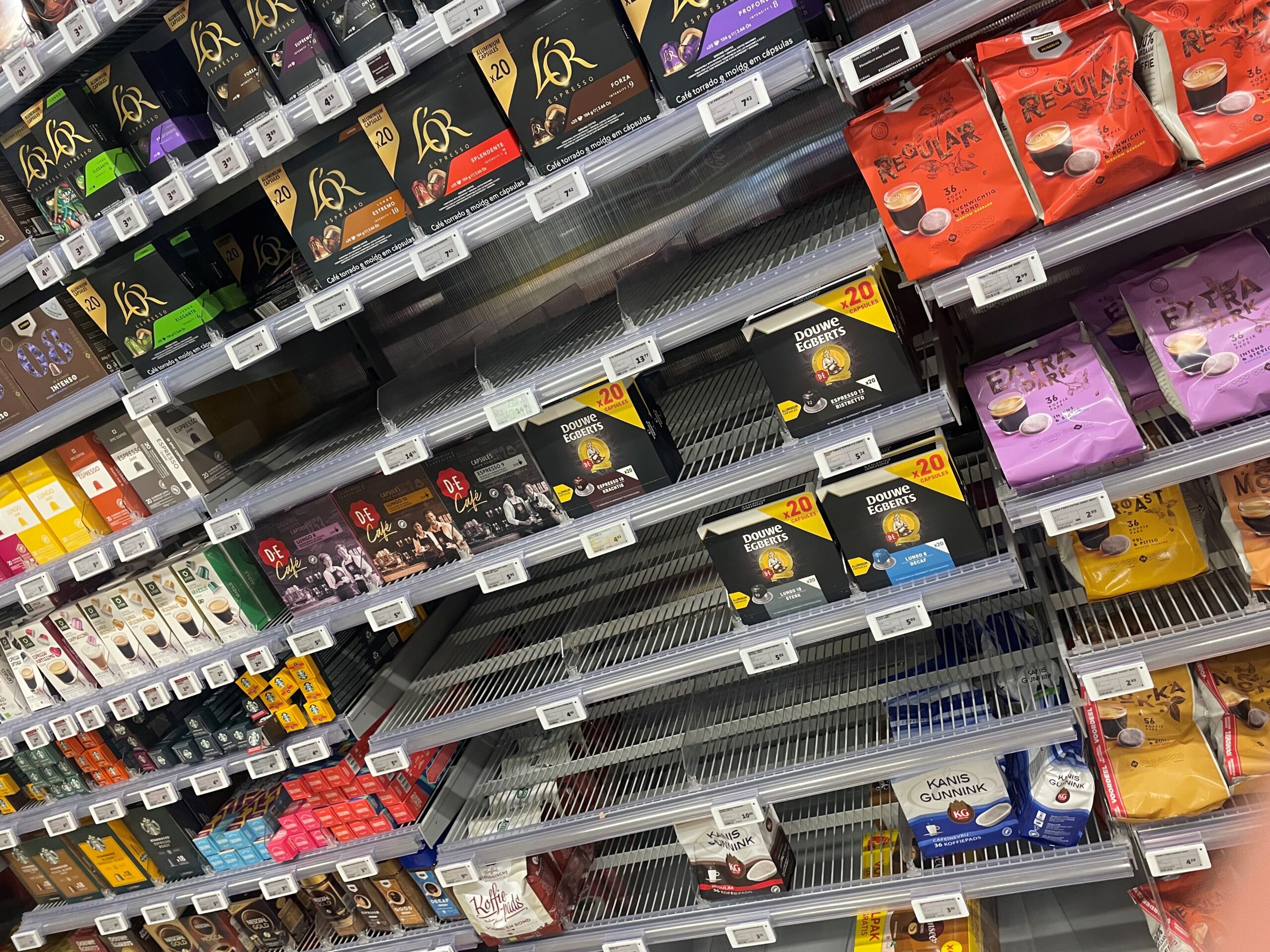 Het schap met koffie van Douwe Egberts raakt leeg. Foto: Distrifood