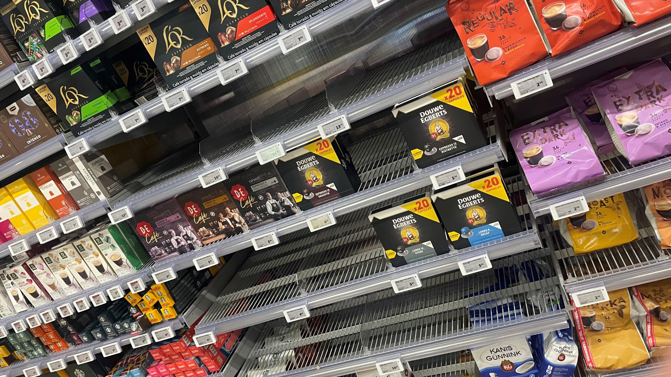 Het schap met koffie van Douwe Egberts raakt leeg. Foto: Distrifood