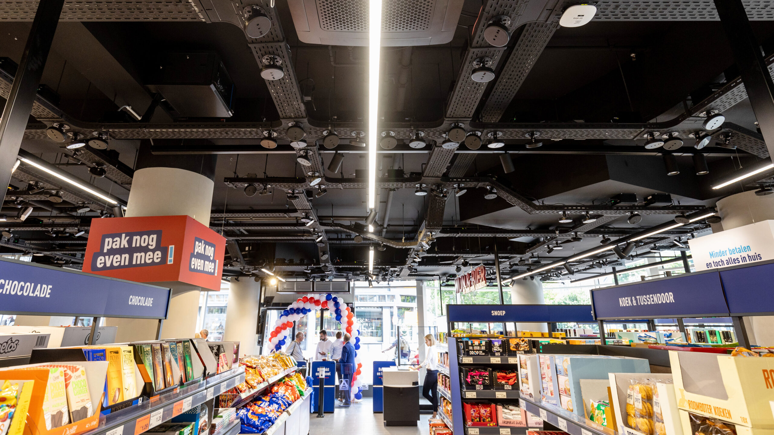 Camera's en sensoren in de kassaloze Aldi in Utrecht. Foto: Herbert Wiggerman